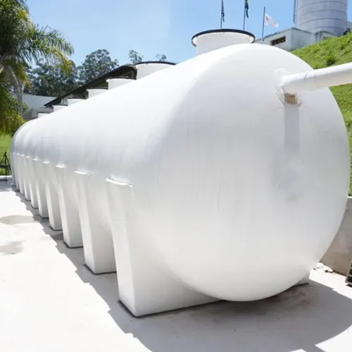 Reservatórios de água pluvial instalados externamente, ilustrando projetos de captação e aproveitamento de água da chuva. Reservatórios de água pluvial instalados externamente, ilustrando projetos de captação e aproveitamento de água da chuva.