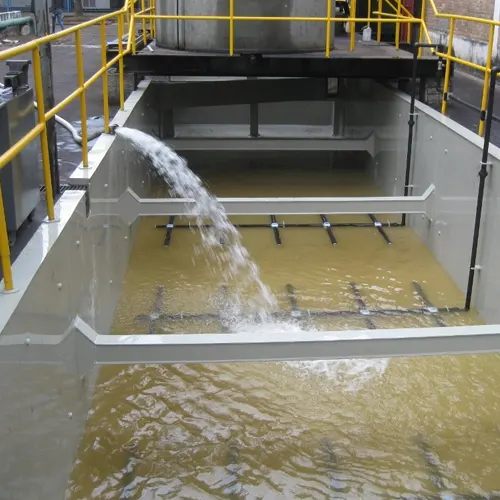Estação de tratamento de efluentes industriais com fluxo de água filtrada, representando saneamento e tratamento de efluentes. Estação de tratamento de efluentes industriais com fluxo de água filtrada, representando saneamento e tratamento de efluentes.